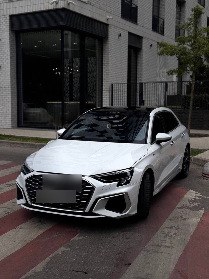 Audi A3 Sportback вид спереди — чёрная крыша, S line, городской двор