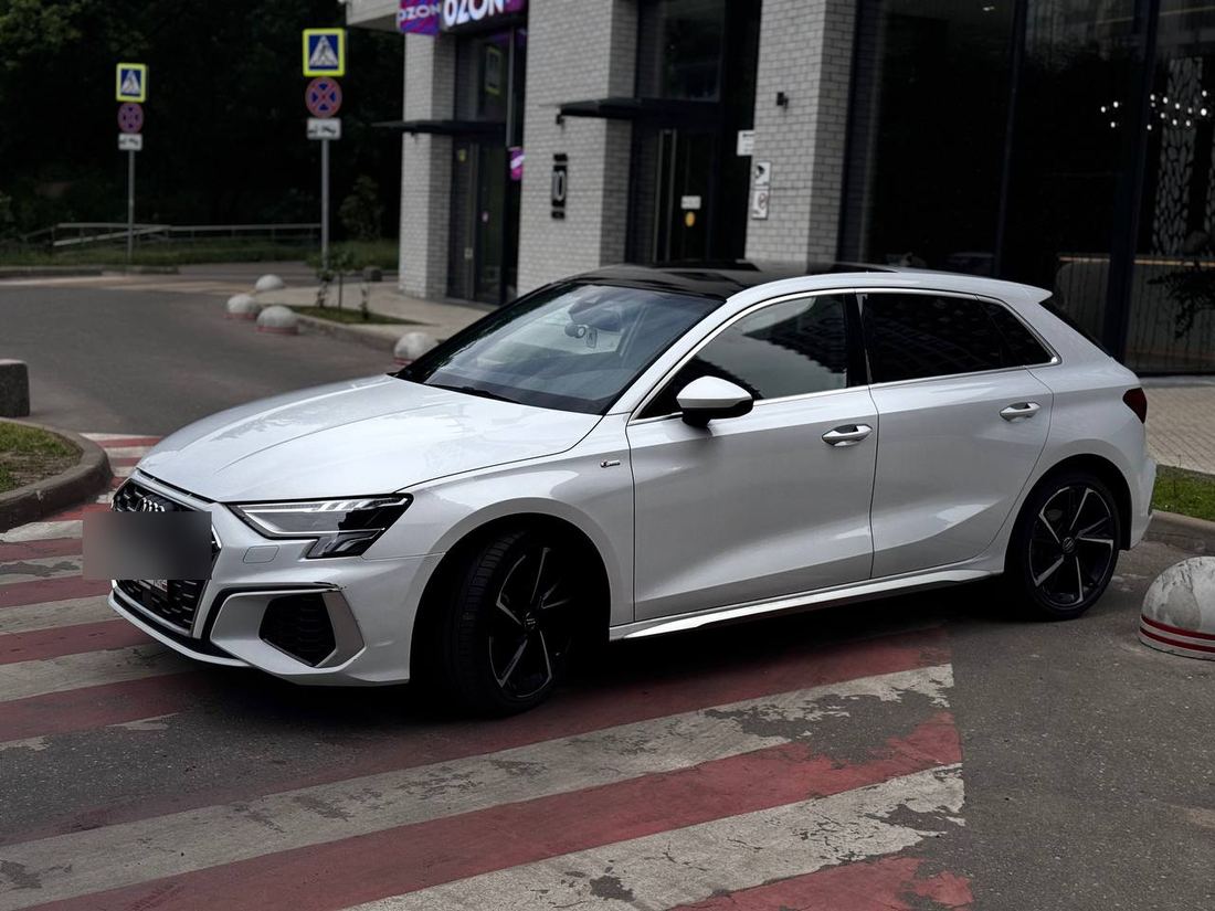 Белый Audi A3 Sportback с чёрной крышей сбоку — видна скошенная линия крыши к багажнику