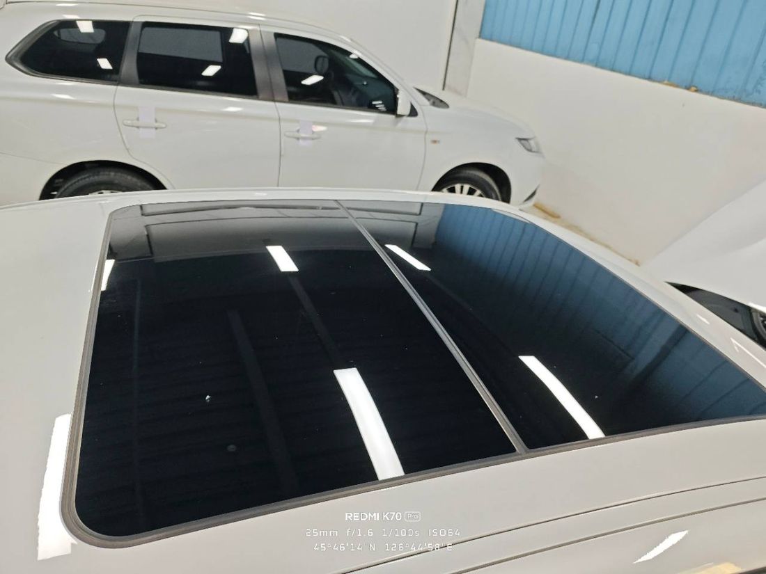 Панорамная крыша BMW 320Li — стеклянная секция люка изнутри