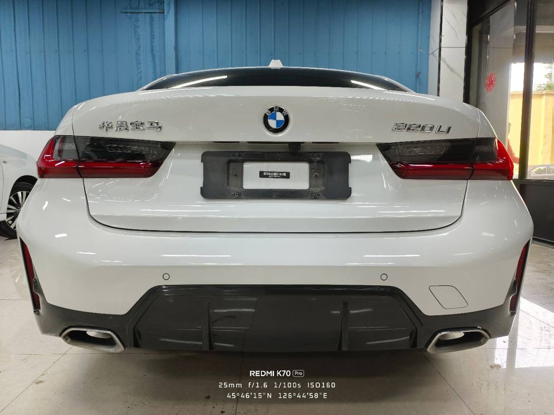 Белая BMW 320Li сзади — шильдик 320Li на крышке багажника
