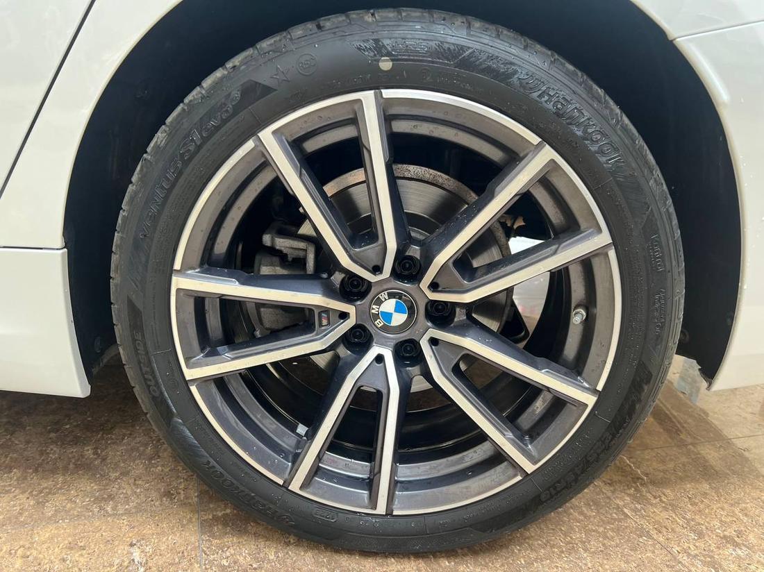 Колесо M Sport на белой BMW 320Li — диск и тормозной диск без следов износа