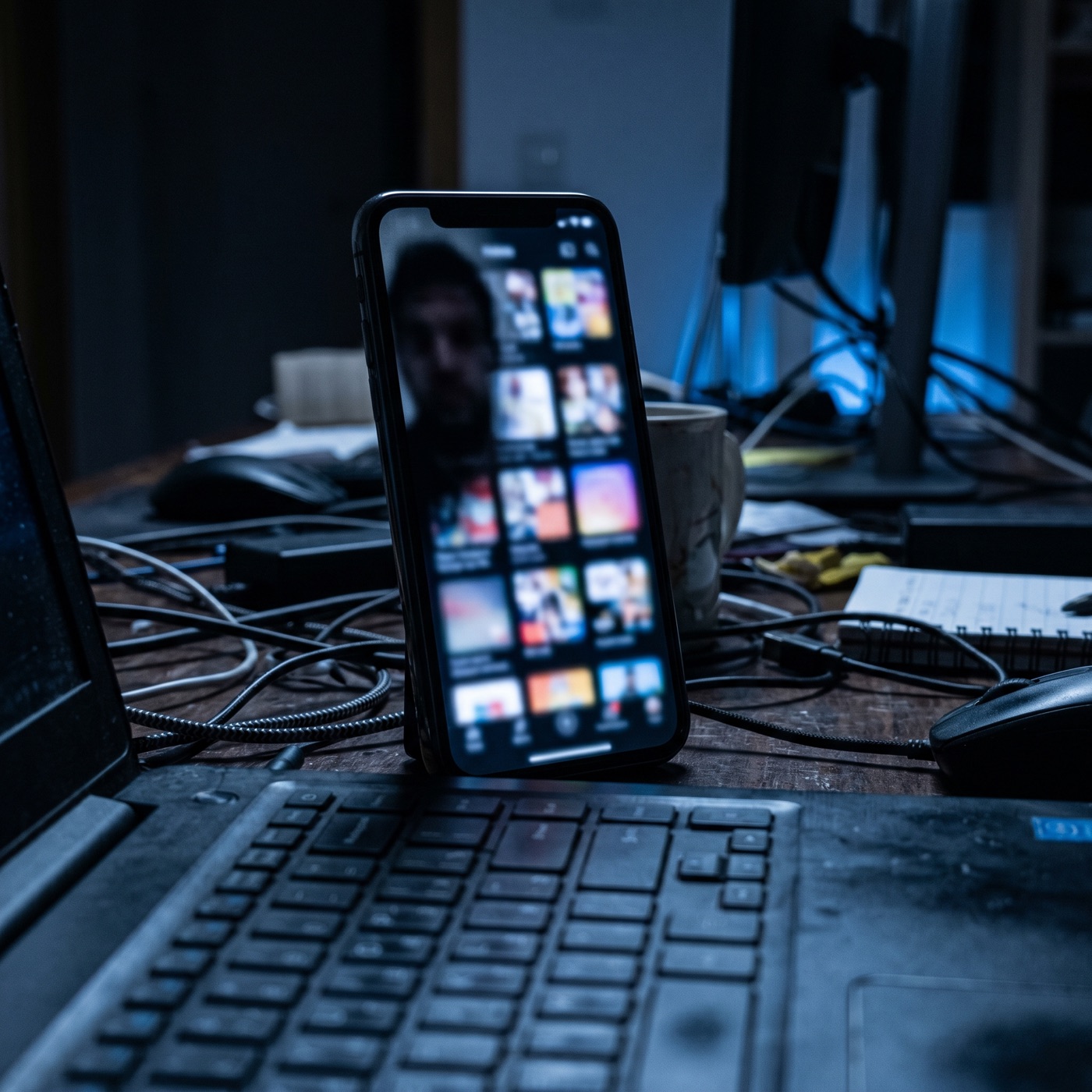 Телефон с накрученными подписчиками на рабочем столе — фейковый Telegram-канал