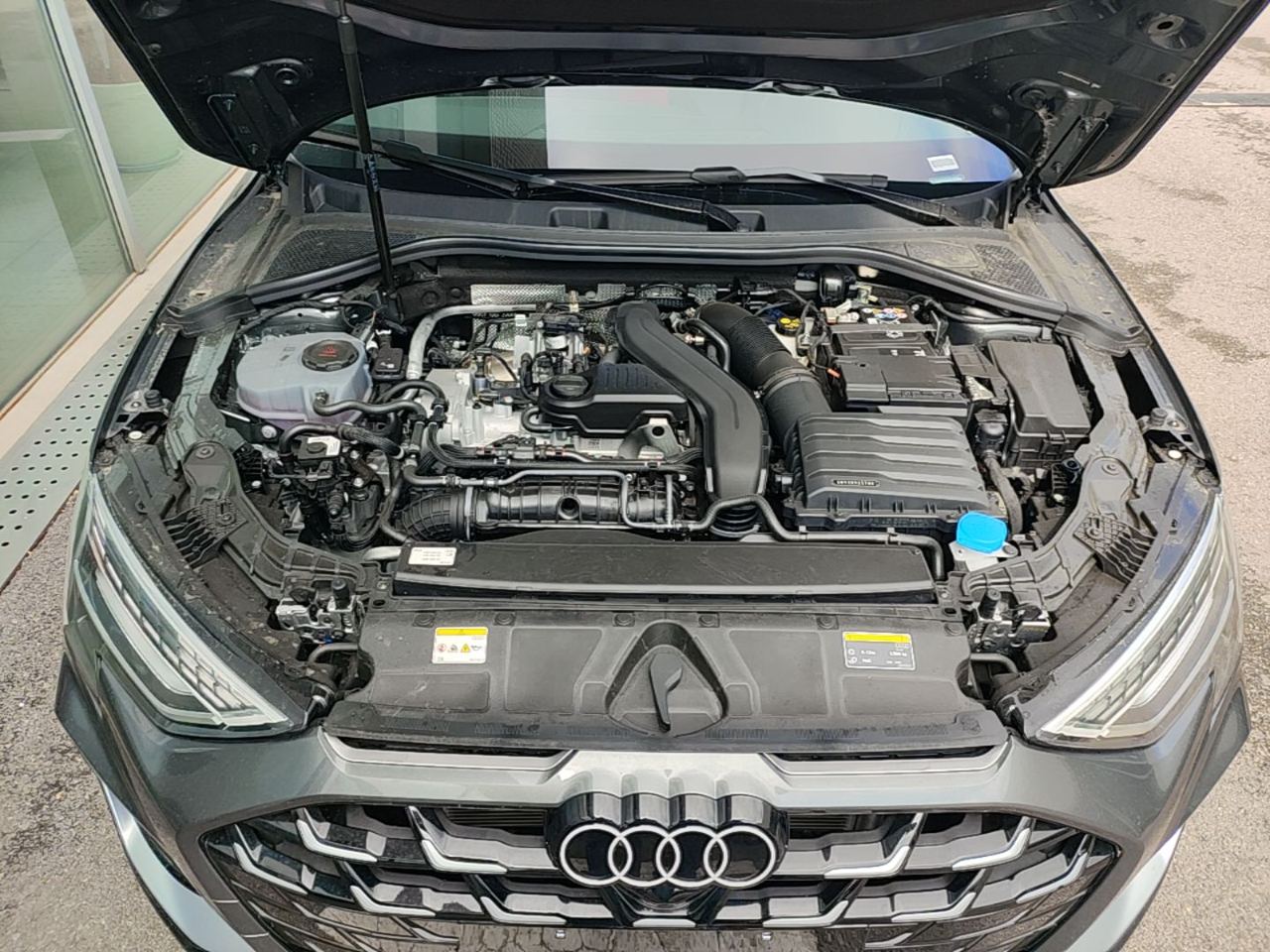 Двигатель Audi A3L — моторный отсек