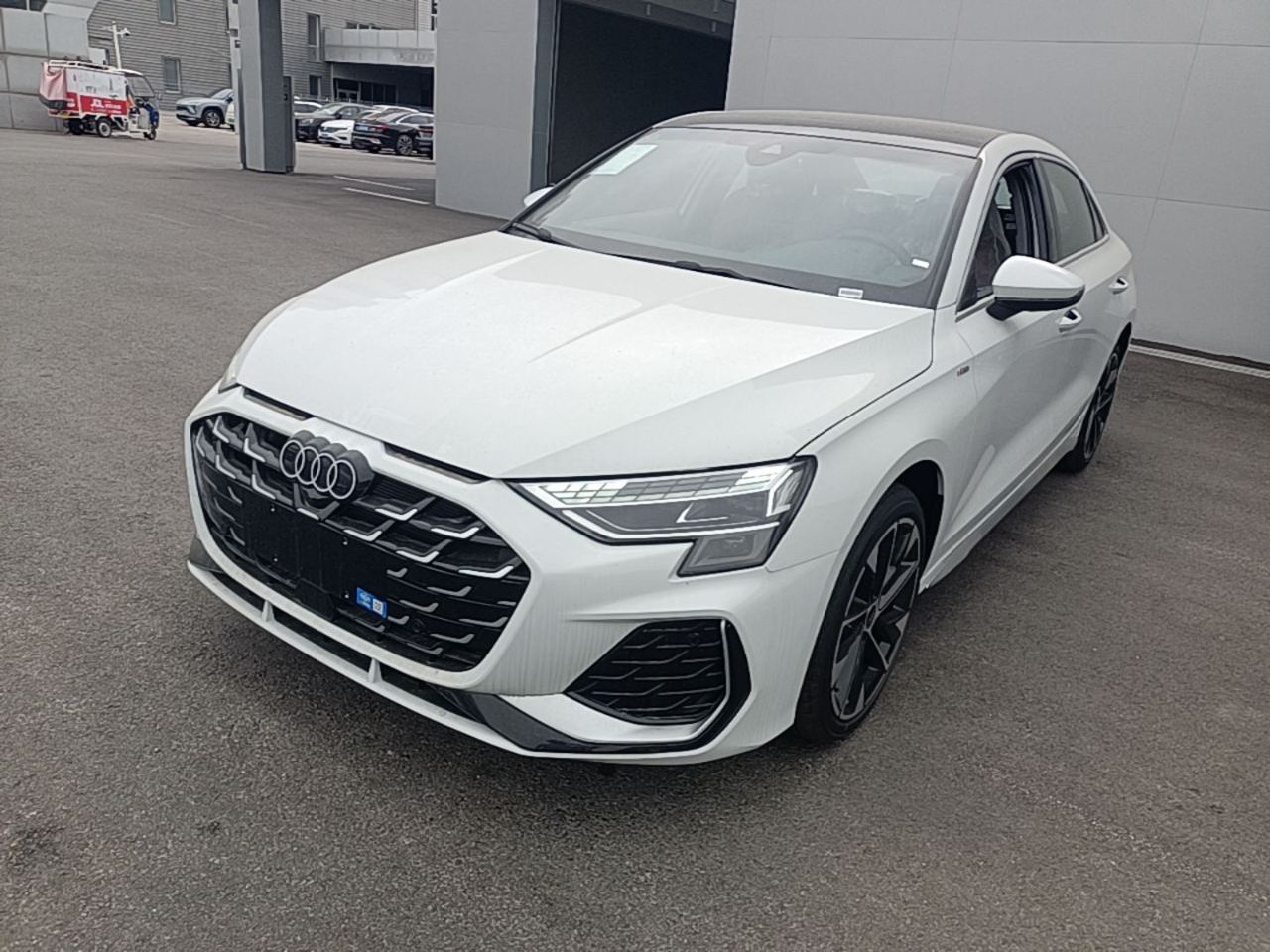 Audi A3 Long Base — белый, вид спереди