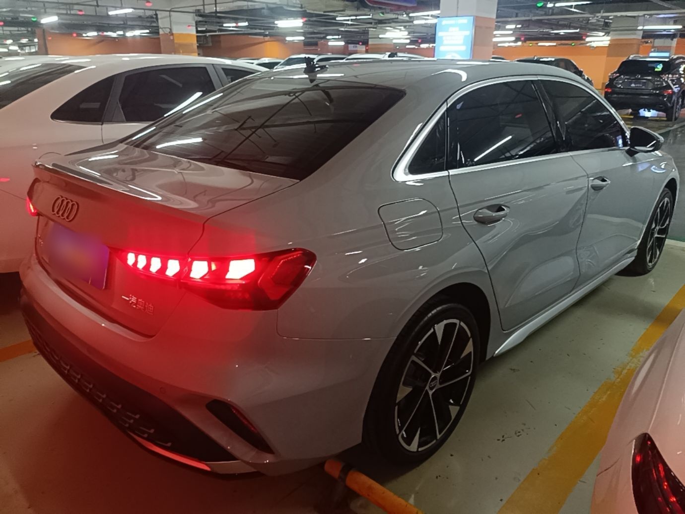 Audi A3 Long на площадке Guazi — вид сзади в парковочном зале