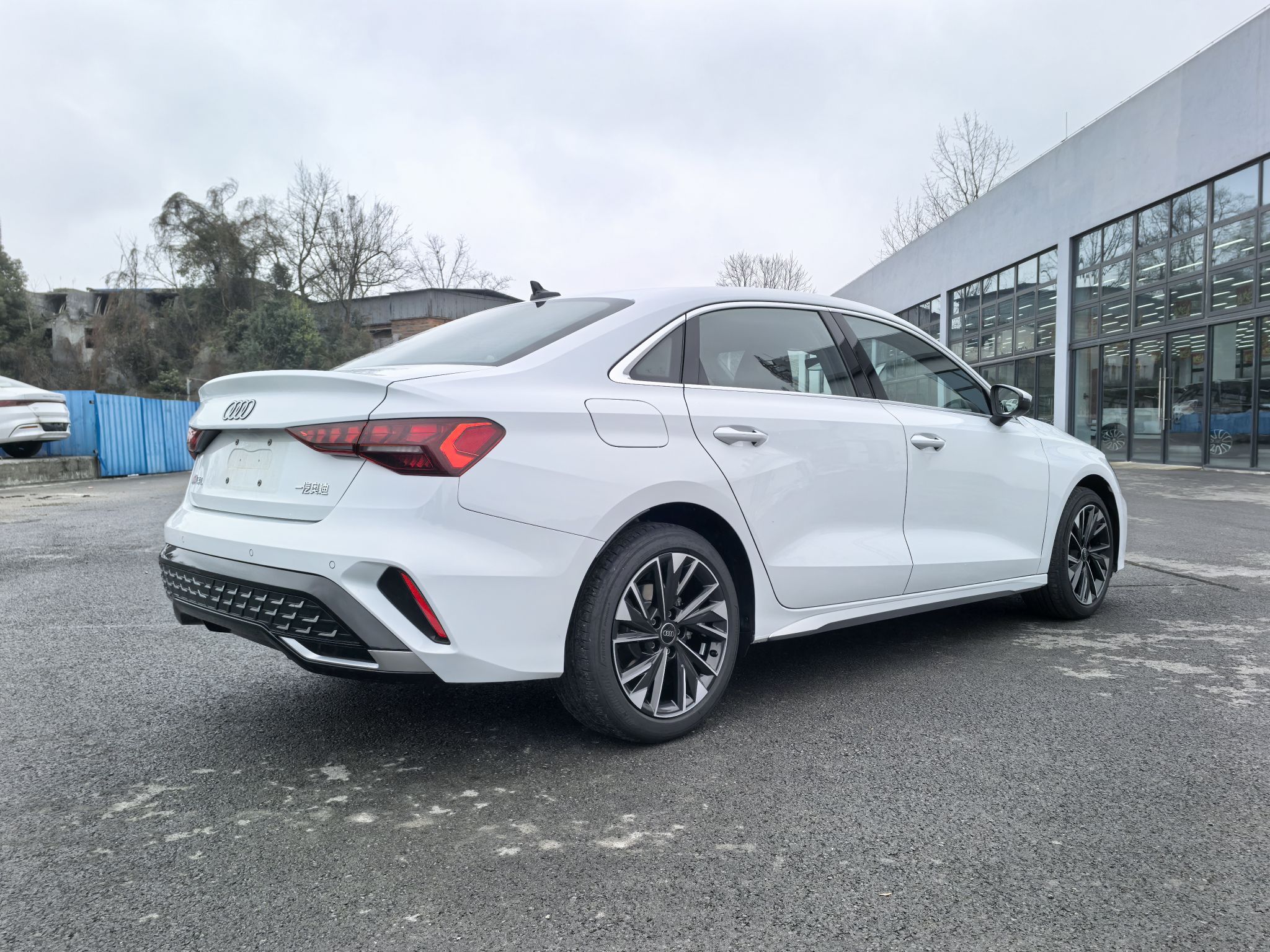 Белый Audi A3 Long сзади у дилерского центра — Китай 2024