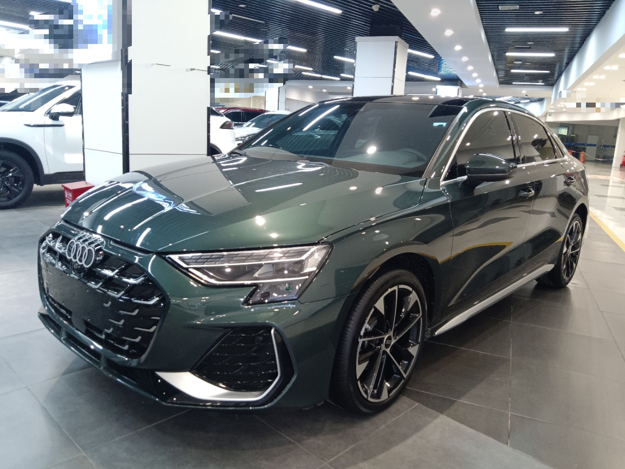 Audi A3 Long из Китая тёмно-зелёный — вид у дилера FAW-Volkswagen