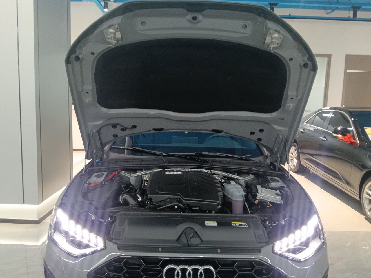 Моторный отсек Audi A4L из Китая — 2.0 TFSI