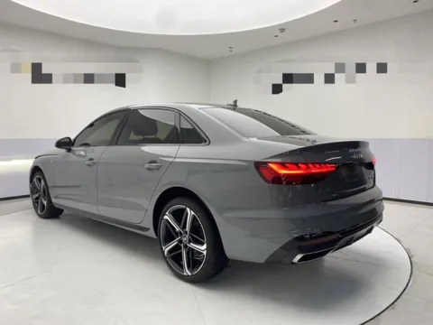 Audi A4L серого цвета, вид сзади три четверти, шоурум в Китае