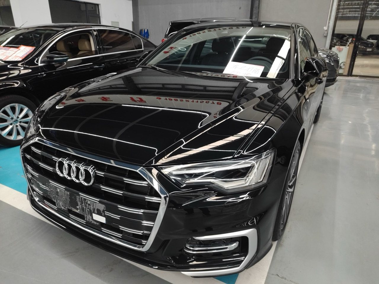 Audi A6L из Китая — чёрный, вид спереди три четверти