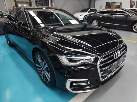 Audi A6L чёрного цвета, вид спереди три четверти, площадка в Китае