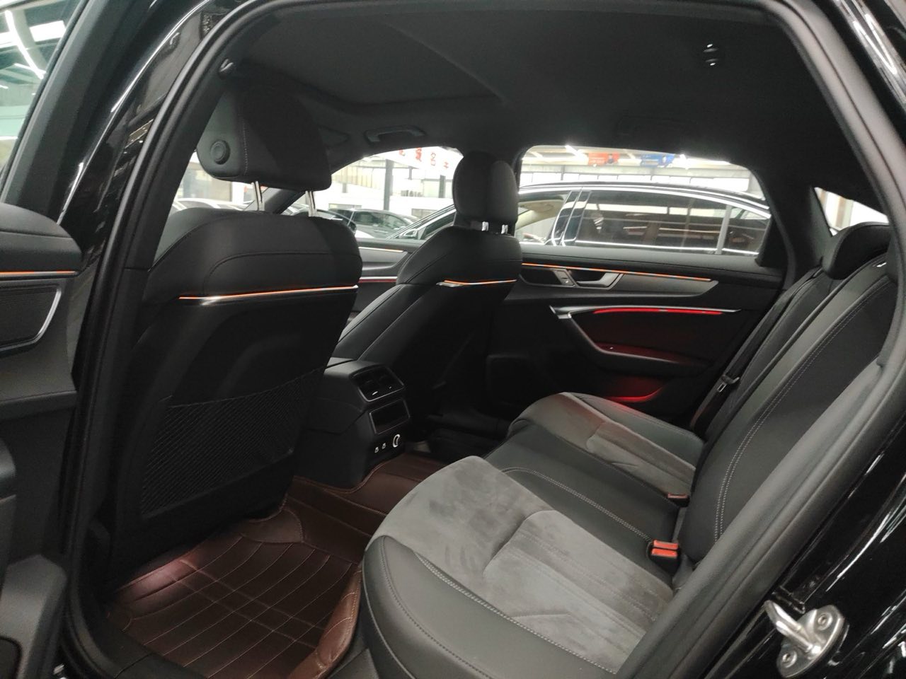 Задний ряд Audi A6L из Китая — кожаные сиденья