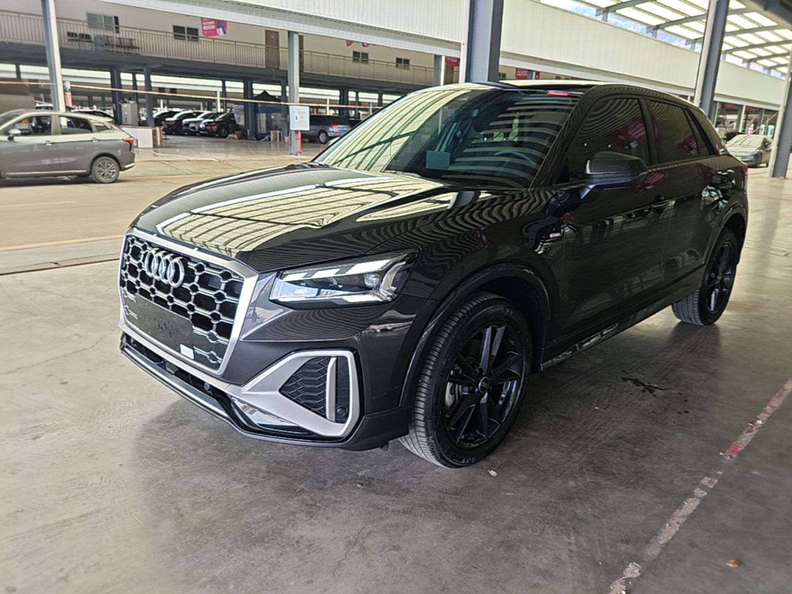 Audi Q2L из Китая — чёрный, вид спереди три четверти