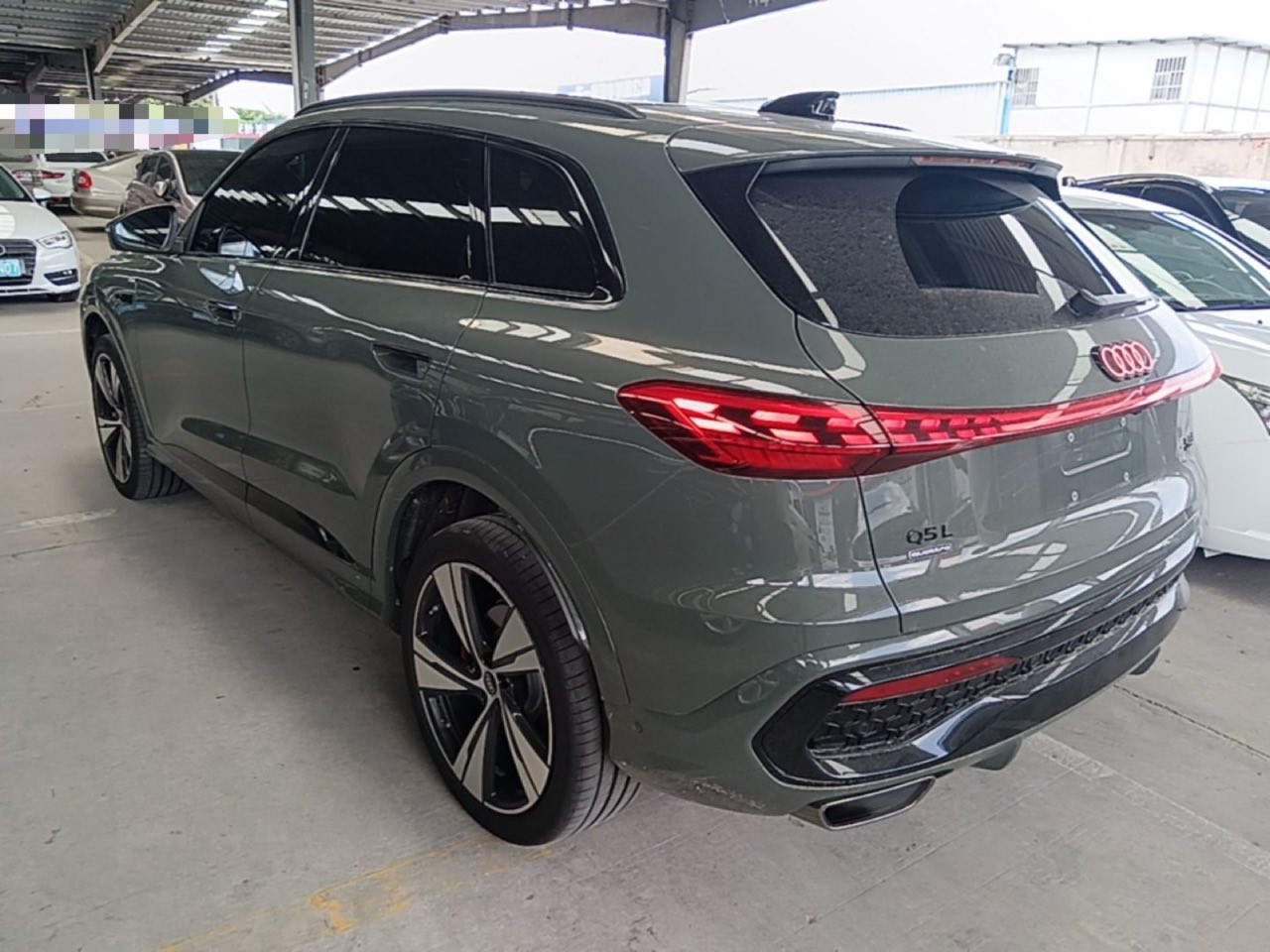 Audi Q5L из Китая — вид сзади с шильдиком
