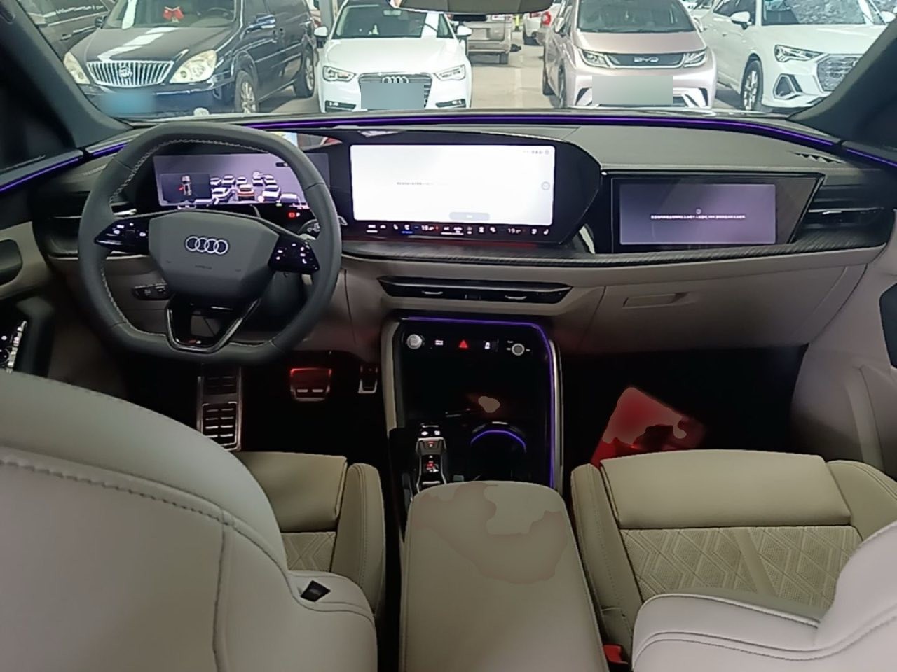 Audi Q5L из Китая — салон с тремя экранами