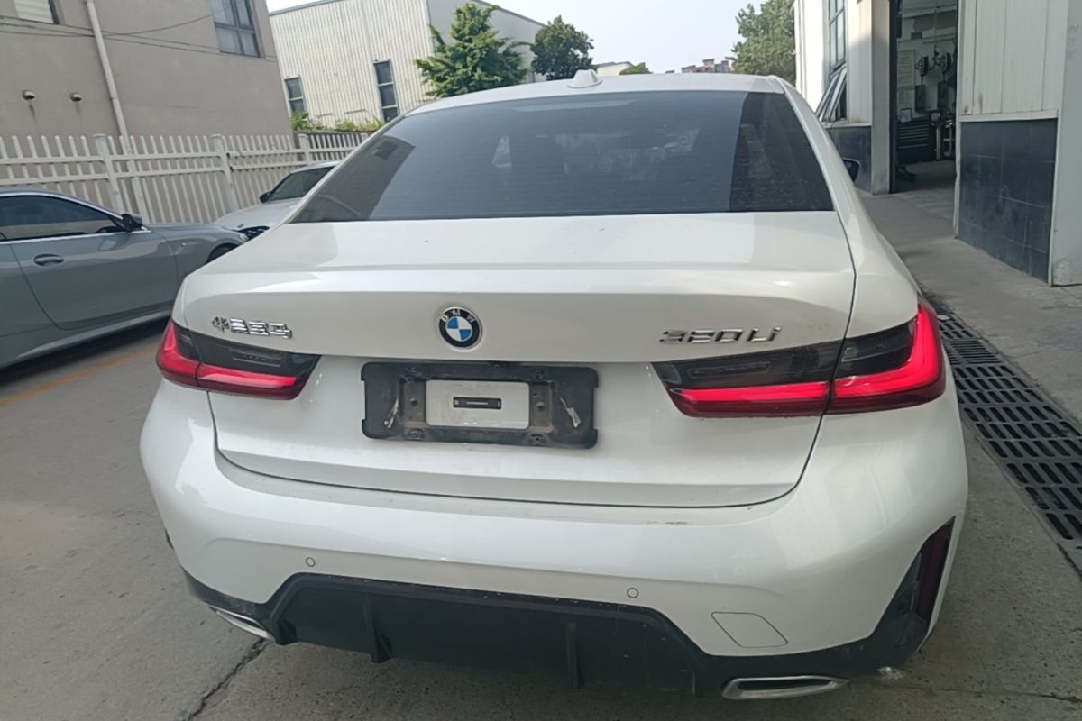 Шильдик 320Li на крышке багажника BMW G28 — как отличить длинную версию