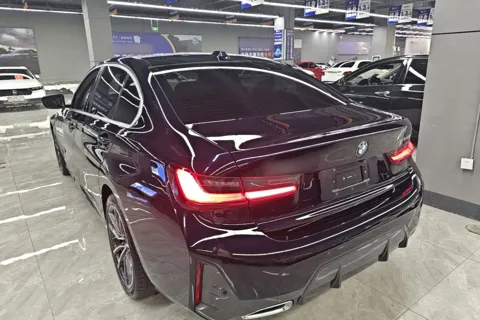 BMW G28 после рестайлинга, тёмно-бордовый, вид сзади