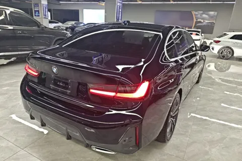 BMW G28 после рестайлинга, тёмно-бордовый, вид сзади три четверти
