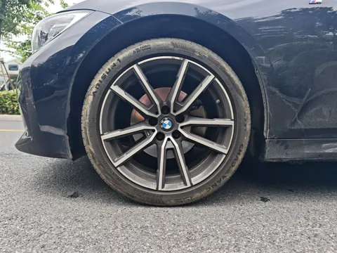 BMW G28 — литой диск со сдвоенными спицами