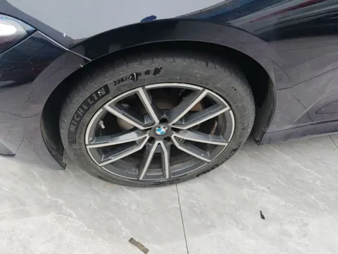 BMW G28 — литой диск и шина Michelin R18