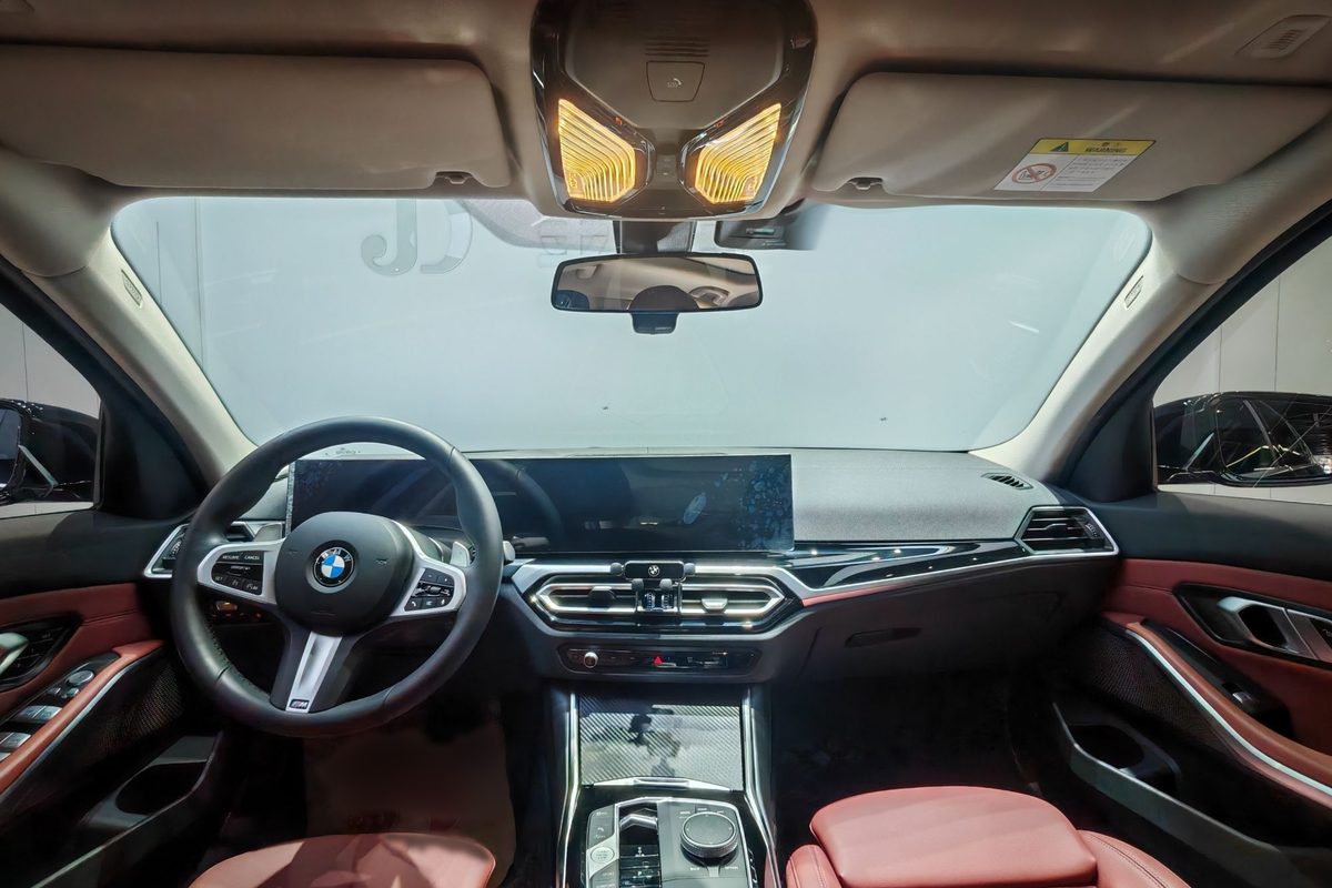 Кокпит BMW 320Li G28 — руль M Sport, iDrive 8, подрулевые лепестки