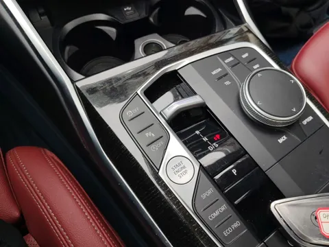 BMW G28 — центральная консоль: селектор АКПП, контроллер iDrive, режимы движения