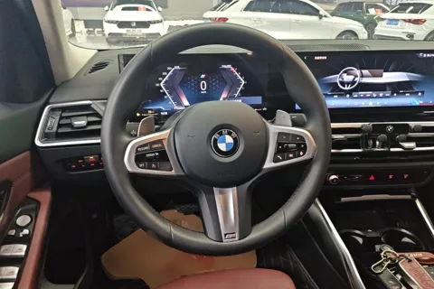 BMW G28 — руль M и приборная панель iDrive 8