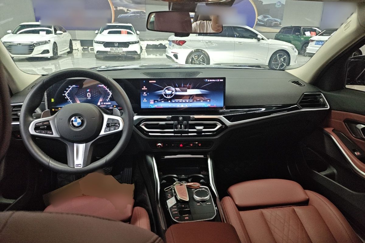 Панель iDrive 8 BMW 320Li G28 — изогнутый дисплей, красная кожа M Sport
