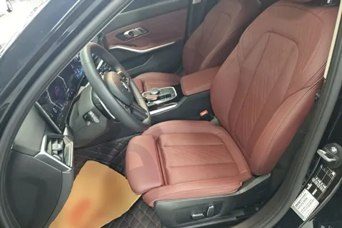 BMW G28 — переднее кресло, красная кожа с ромбовидной строчкой