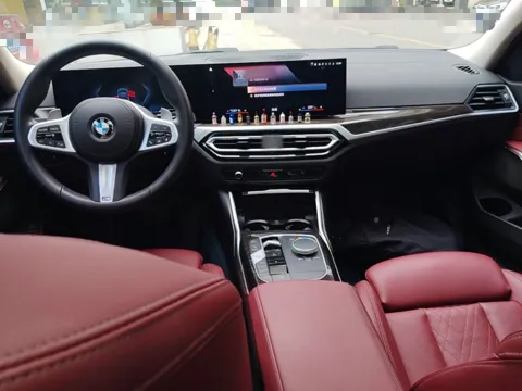 BMW G28 после рестайлинга — салон с красной кожей и изогнутым экраном iDrive 8