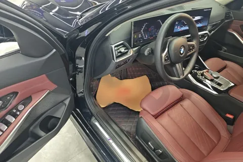 BMW G28 после рестайлинга — водительское место и изогнутый экран, красная кожа