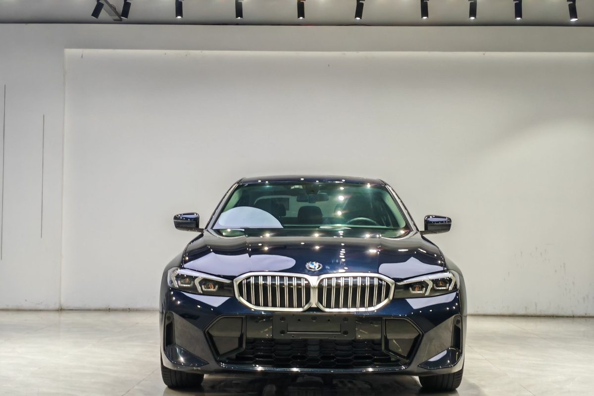 BMW 320Li G28 из Китая — тёмно-синий, вид спереди в студии