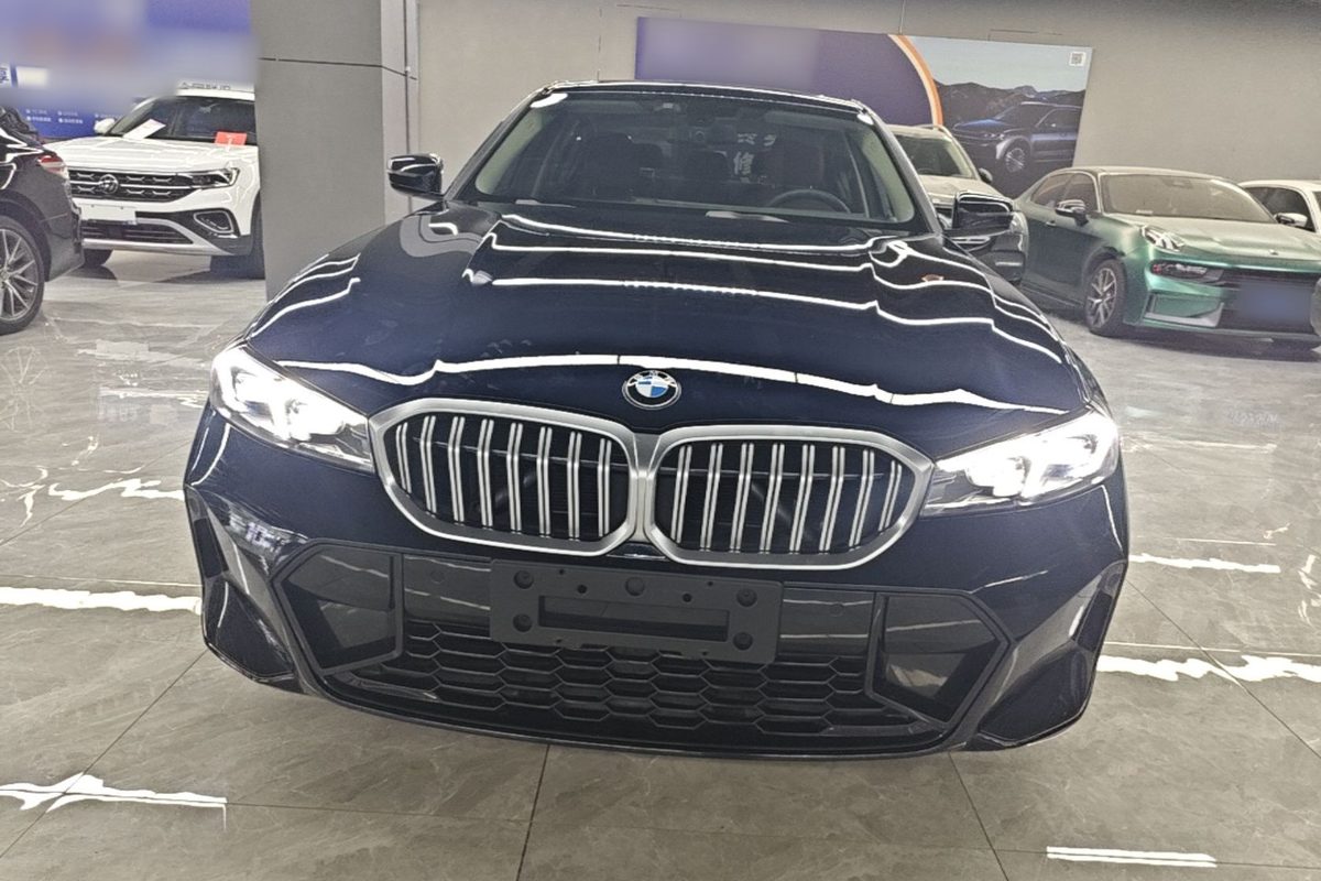 BMW 320Li G28 тёмно-синий — сравниваем с конкурентами