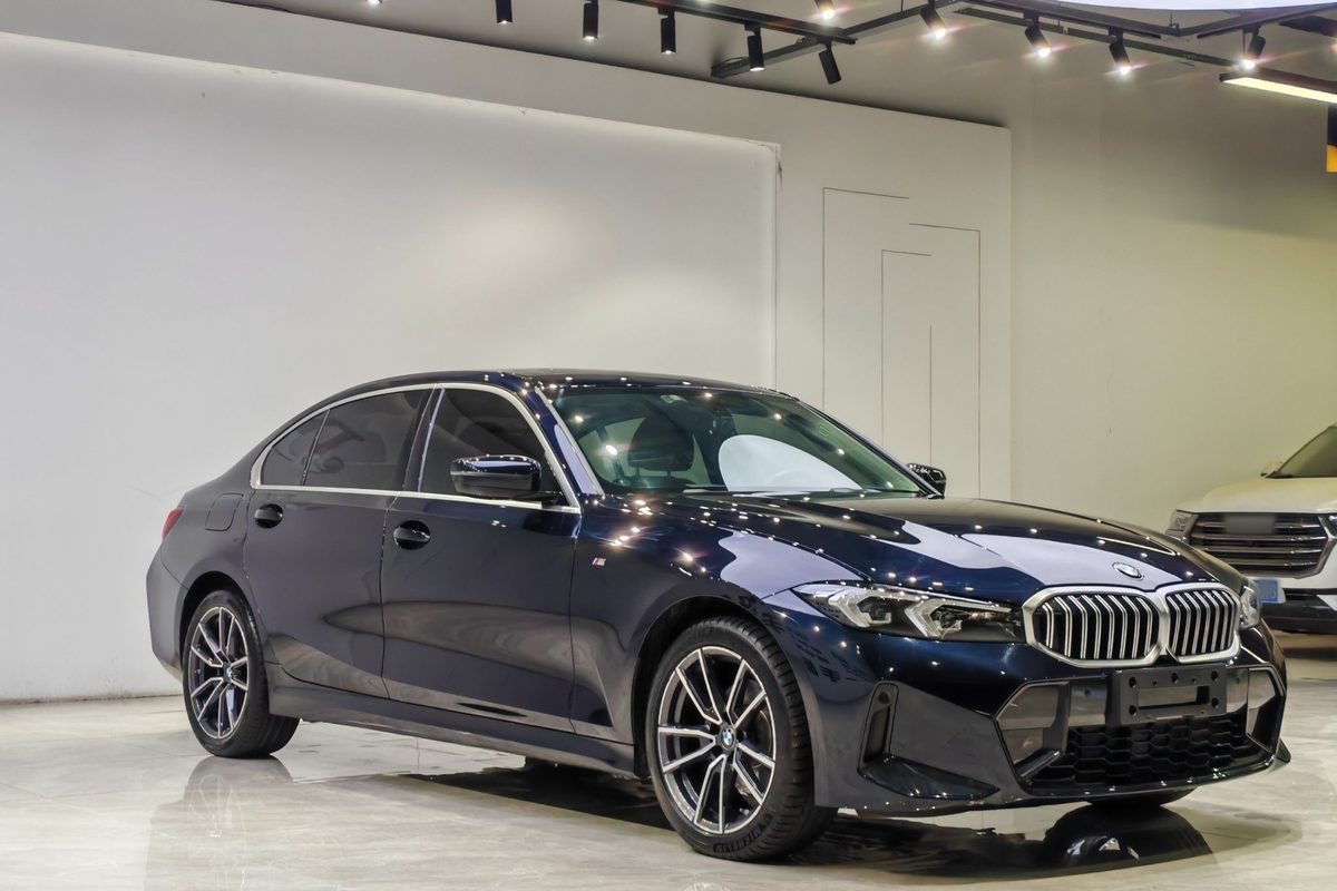 BMW 320Li G28 профиль сбоку — задняя дверь заметно длиннее передней