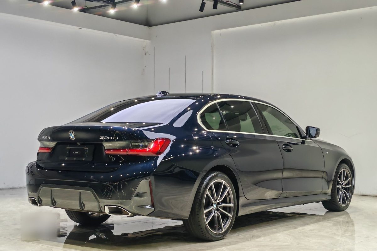 BMW 320Li G28 тёмно-синий сзади — длинная задняя дверь хорошо заметна