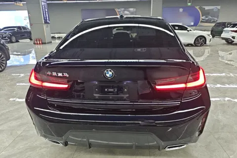 BMW G28 — корма с надписью 华晨宝马 (BMW Brilliance, китайская сборка)