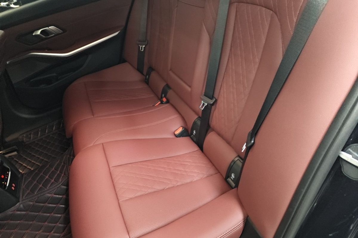 Задний ряд BMW 320Li G28 — красная кожа, просторное пространство для ног