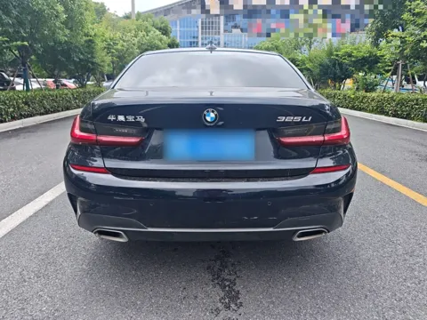 BMW 325Li — корма с надписями 华晨宝马 и 325Li