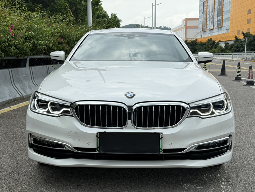 BMW 5-Series G38 из Китая — вид спереди три четверти