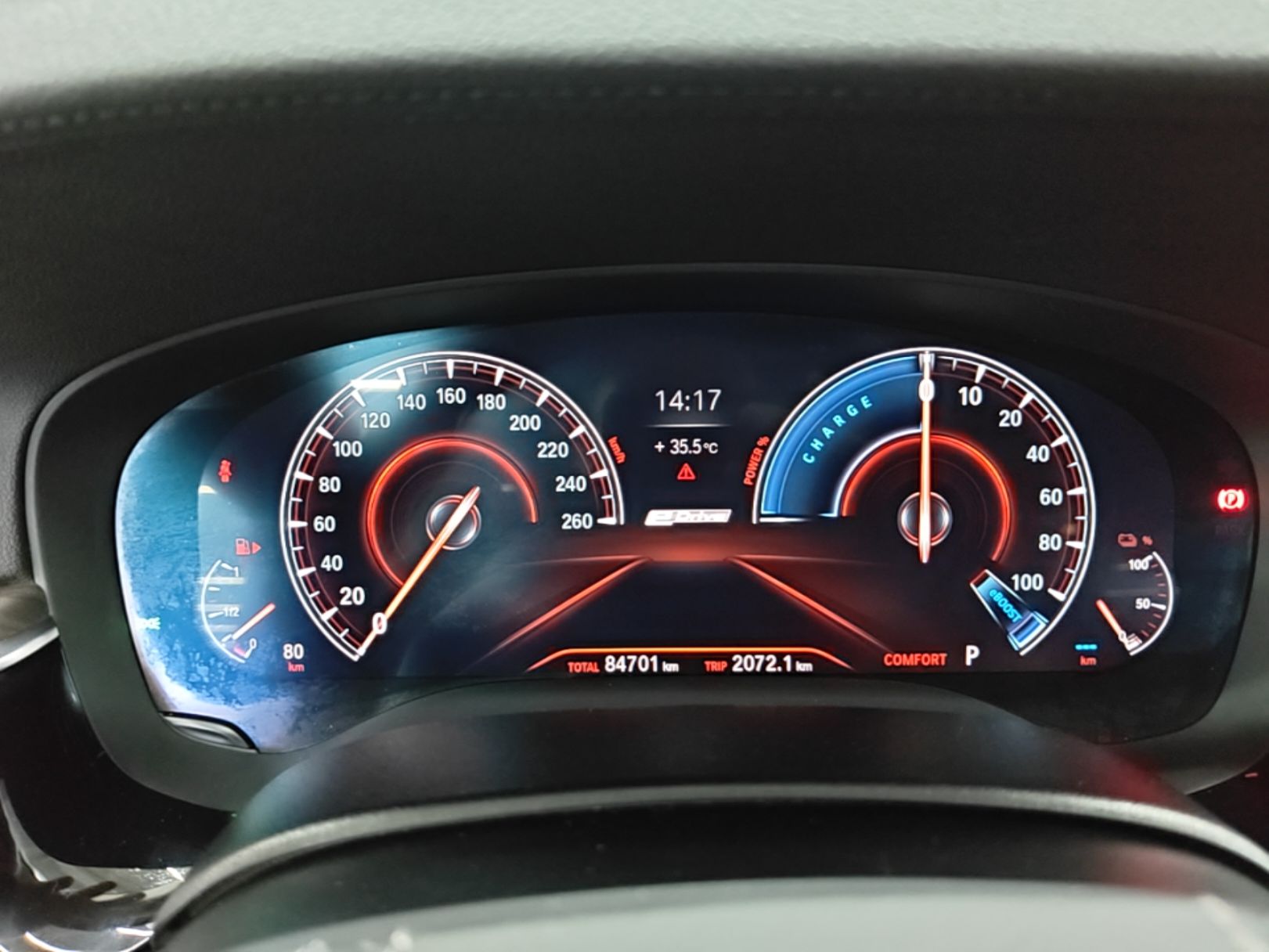 BMW 530Le из Китая — цифровая панель приборов с индикатором заряда батареи