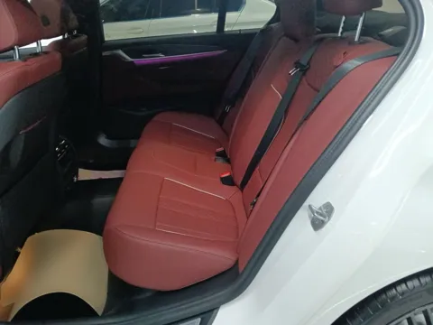 BMW G38 — задний диван с красной кожей