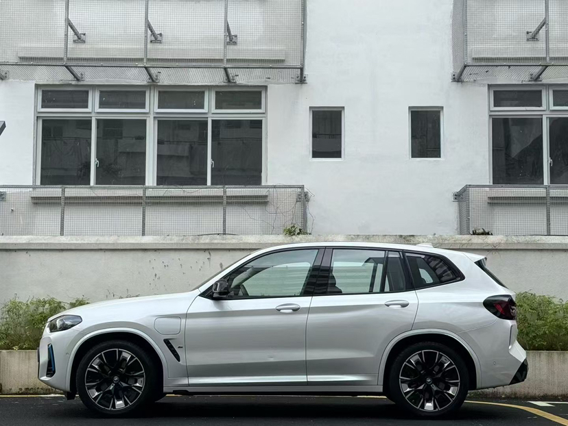 BMW iX3 из Китая — зарядный порт на переднем крыле