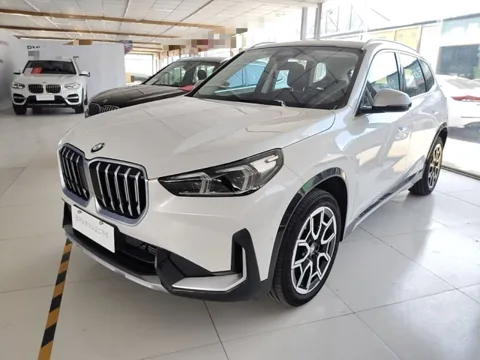 BMW X1 из Китая, белый, вид спереди три четверти в шоуруме