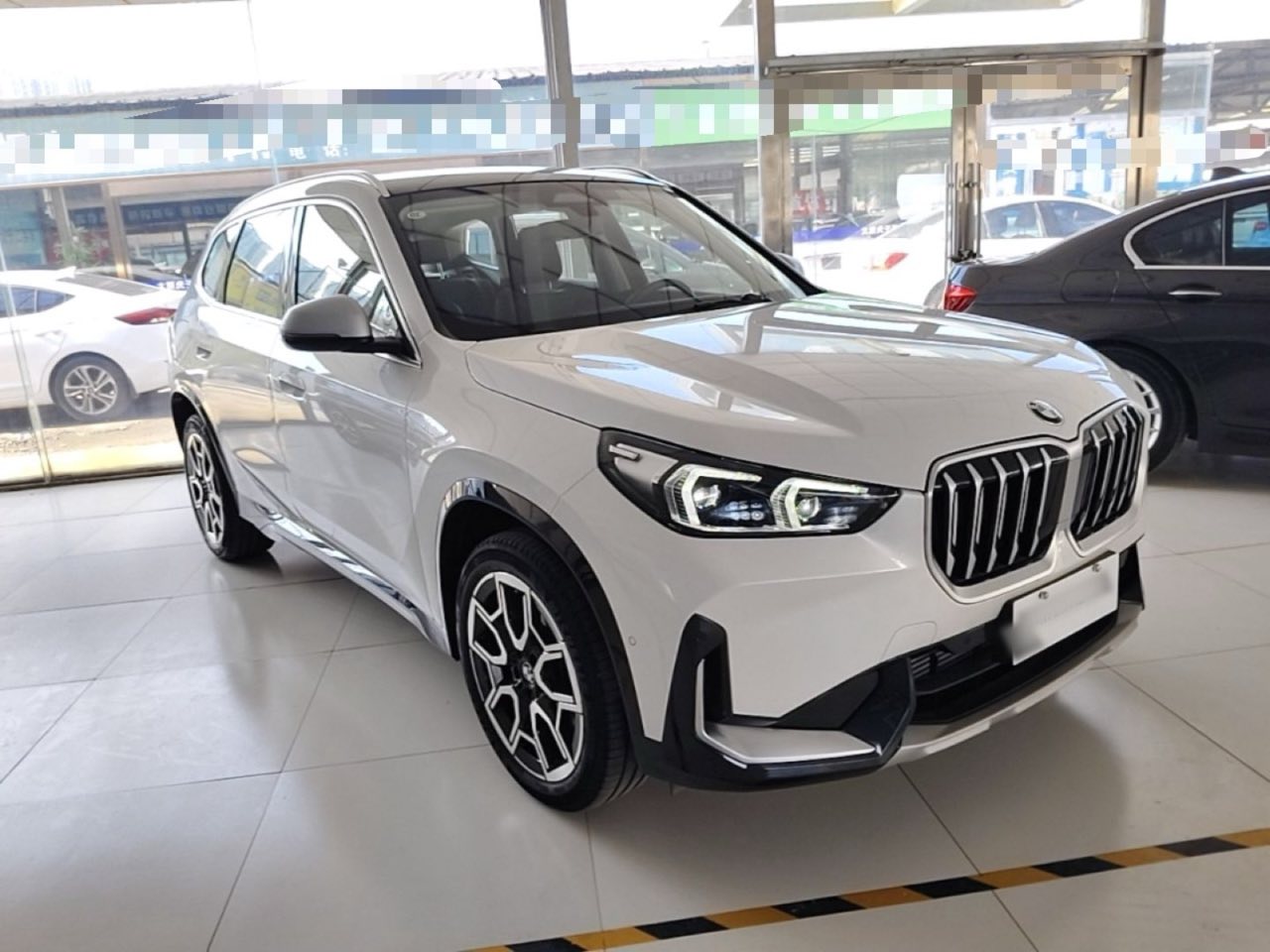 BMW X1 U12 из Китая — белый, вид спереди три четверти