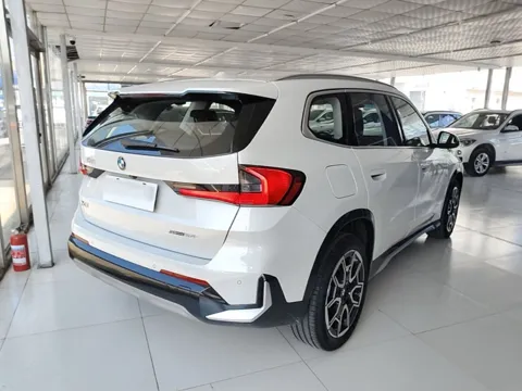 BMW X1, вид сзади три четверти — шильдик X1 на двери багажника