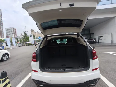 BMW X3 G08 — открытый багажник