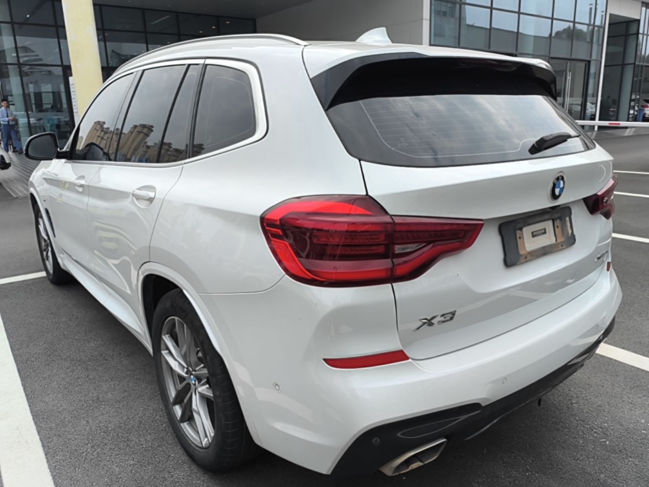 BMW X3 G08 из Китая — белый, вид сзади три четверти, шильдик X3 на крышке багажника