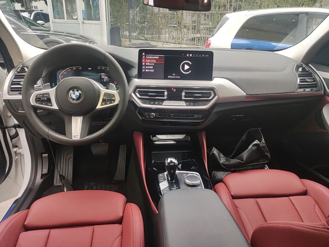 BMW X3 G08 из Китая — салон, передняя панель и iDrive, красная кожа