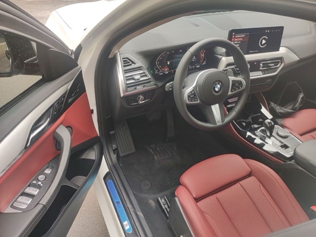 Задний диван BMW X3 G08 из Китая через открытую дверь, красная кожа