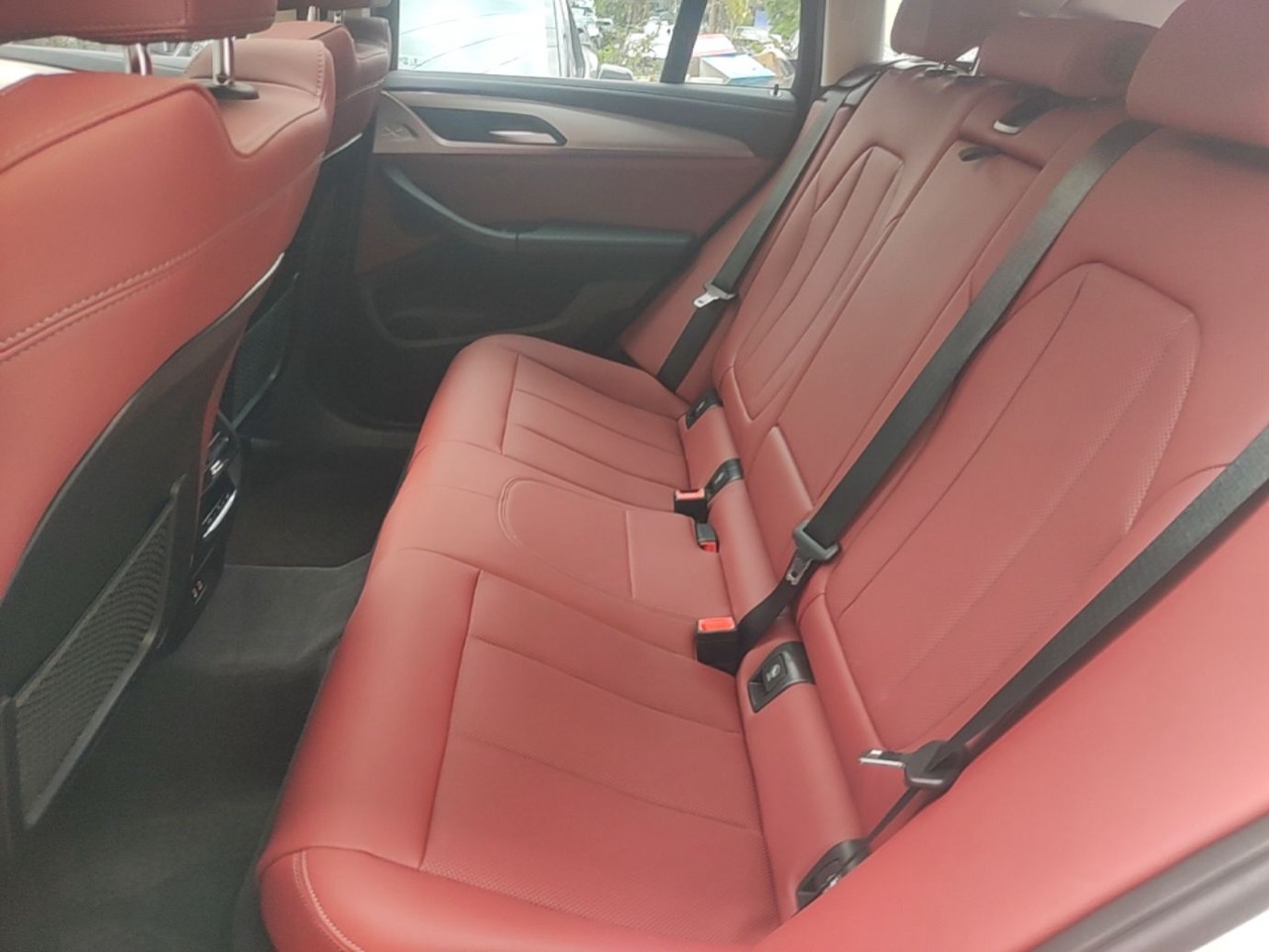 Заднее сиденье BMW X3 G08 из Китая крупным планом, красная кожа